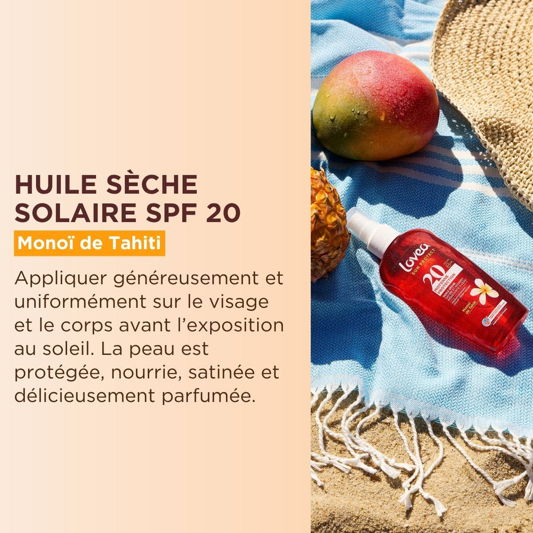 Un flacon de Lovea Trio Solaire – Protège, Prolonge & Sublime – Monoï de Tahiti, d'un rouge éclatant, repose sur une serviette bleue, entouré d'une mangue, d'une orange et d'un chapeau de paille. À proximité, un texte en français met en avant les bienfaits de ce produit pour les soins solaires estivaux, ce qui en fait le choix idéal pour vos soins solaires d'été.