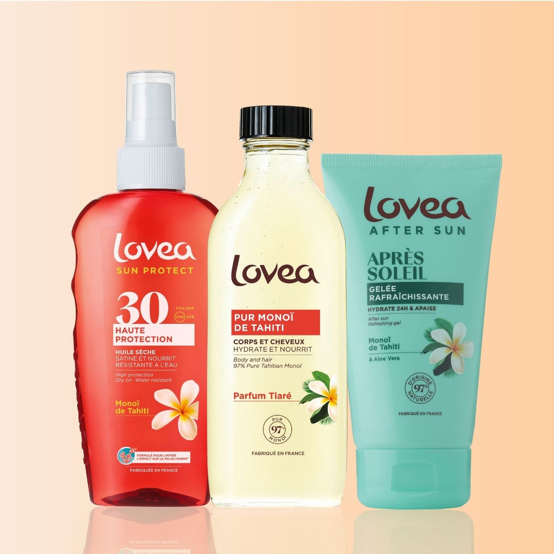 Trois produits incontournables de la gamme Lovea – le Trio Solaire « Protège, Prolonge & Sublime » au monoï de Tahiti – sont présentés côte à côte sur un fond couleur pêche, mettant en avant les soins solaires par excellence pour une peau éclatante et protégée.