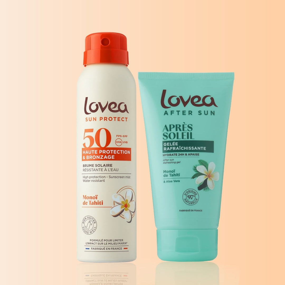 Le Duo Solaire Bronzage Doré de Lovea – Active Protège & Prolonge, à base de monoï de Tahiti, comprend un flacon blanc-orange de crème solaire en spray SPF 50 et un tube bleu sarcelle de gel après-soleil — idéal pour protéger et hydrater votre peau grâce à des soins solaires nourrissants — le tout présenté sur un fond dégradé couleur pêche.